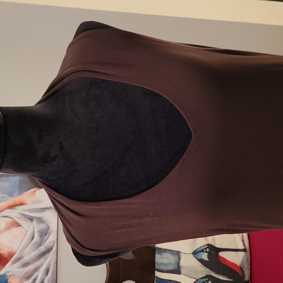 Brown form fitting sleeveless top - Picture 2 of 4